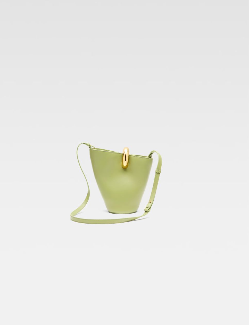 La Croisiere Small Bambola Bag Green memiliki removable long strap sehingga bisa di-styling menjadi shoulder bag (sumber: jacquemus.com)