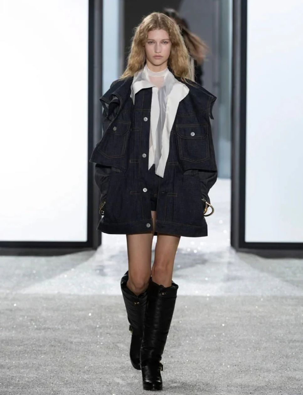 Sacai Spring & Summer 2025 Collection Look 11 (sumber: https://www.sacai.jp/pages/seasons/spring-summer-2025-collection#11)