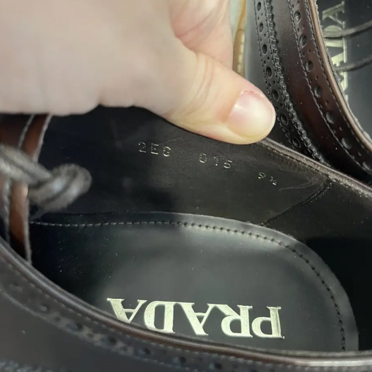 Serial number pada insole sepatu (Sumber foto: https://us.vestiairecollective.com/)