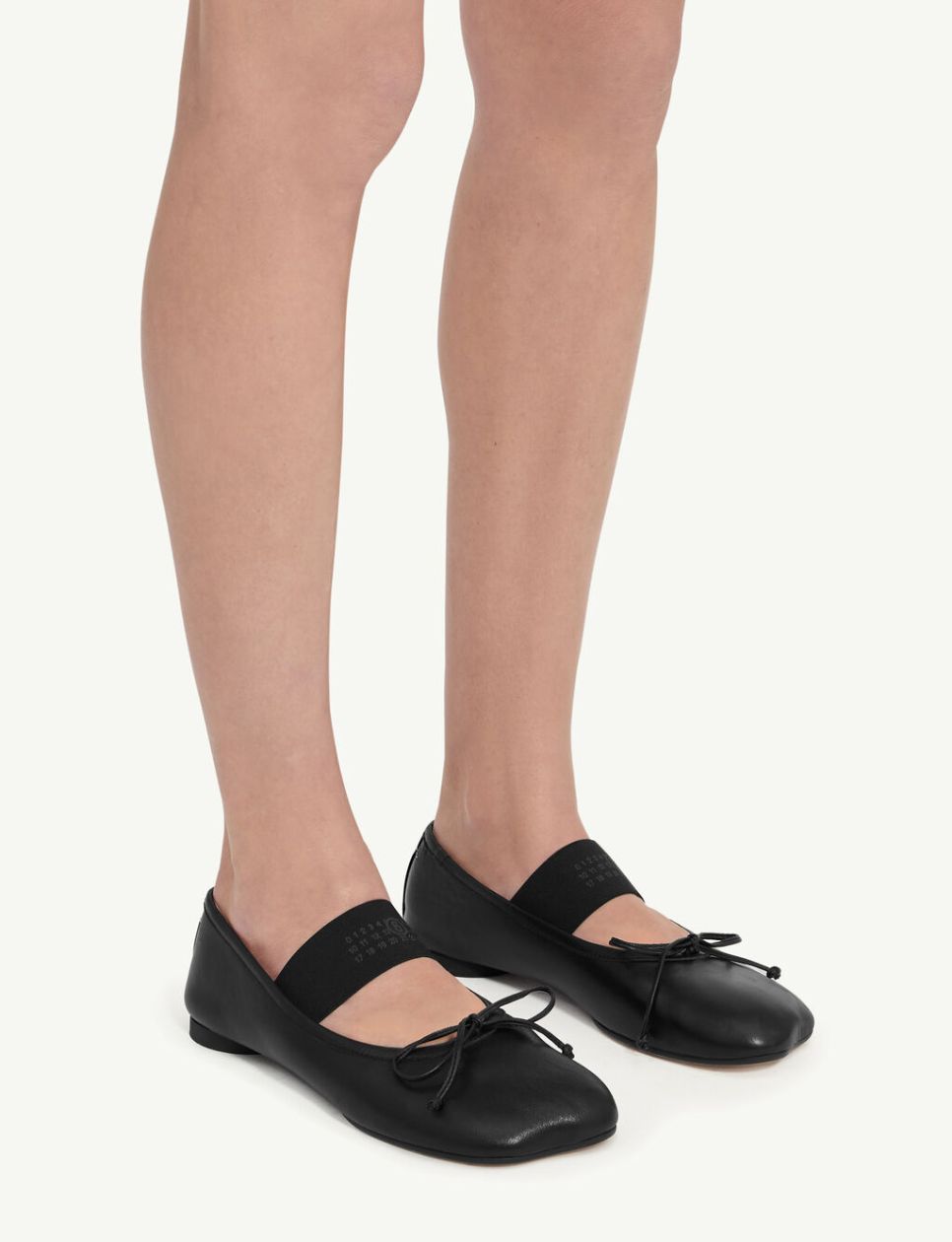Desain split sole yang samar di MM6 Anatomic Ballerinas Black (sumber: maisonmargiela.com)