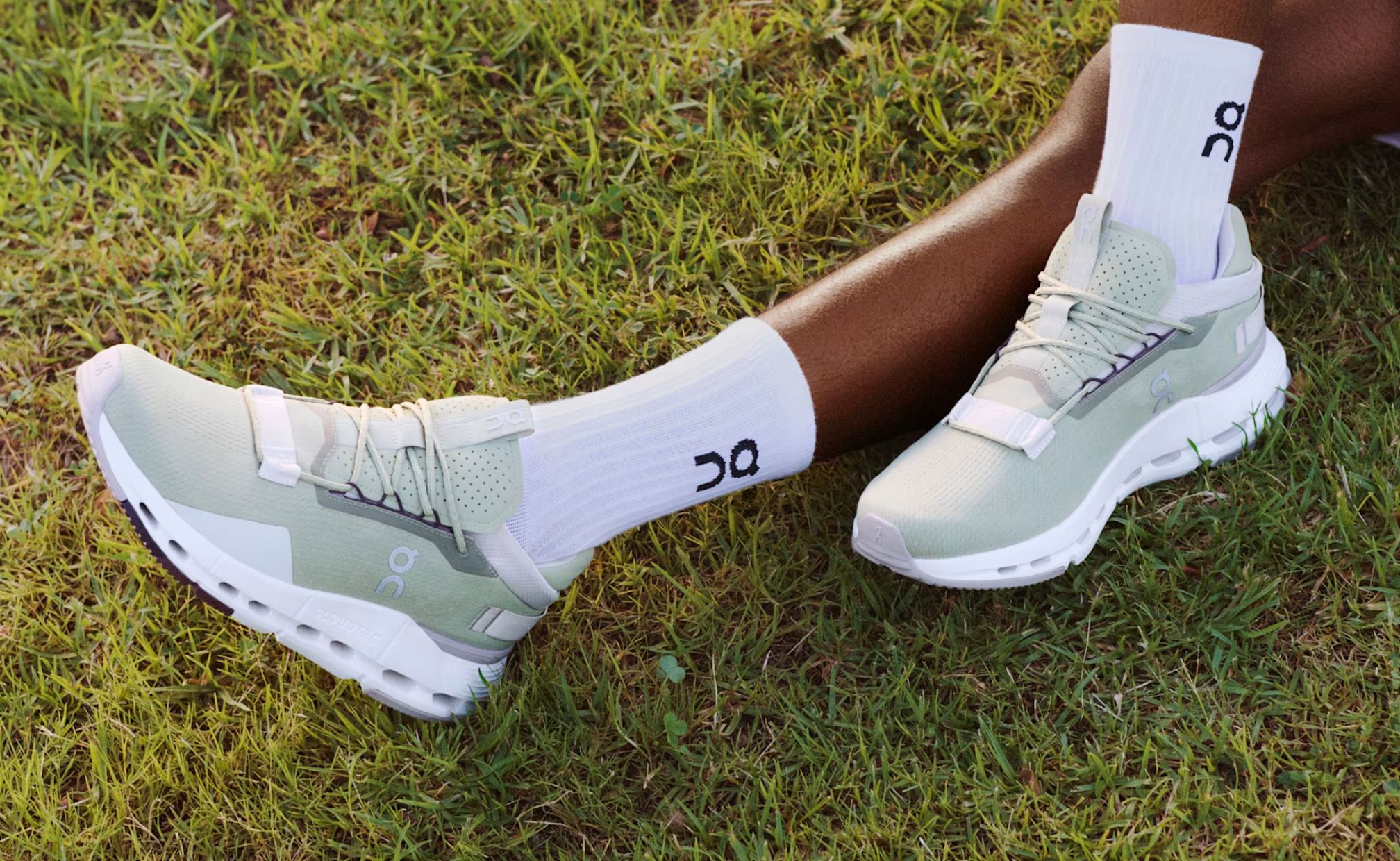 Cloudnova 2 inspired by running technology. A versatile design made with lightweight materials, just waiting to explore the city. (source: on.com)