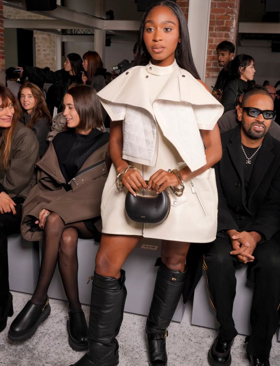 Normani at Sacai RTW Spring 2025 (sumber: https://wwd.com/eye/people/gallery/celebrities-front-row-at-sacai-spring-2025-ready-to-wear-show-photos-1236662259/celebrities-front-row-at-sacai-spring-2025-ready-to-wear-collection-24/)