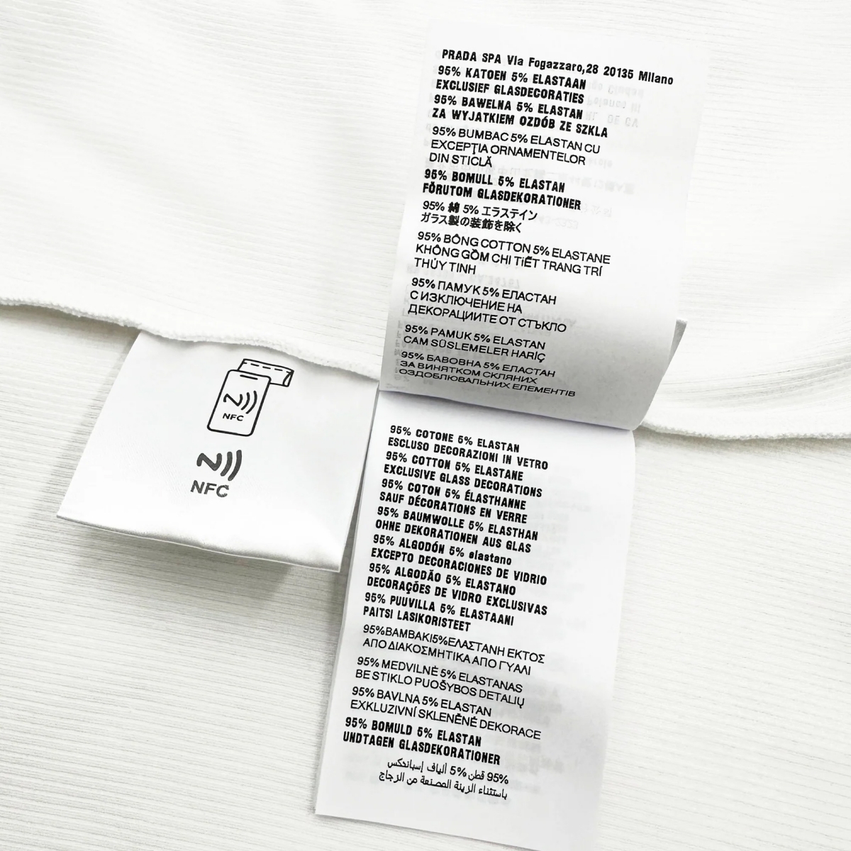 Material tag pada baju Miu Miu (Sumber foto: https://www.lamode.com.hk/)