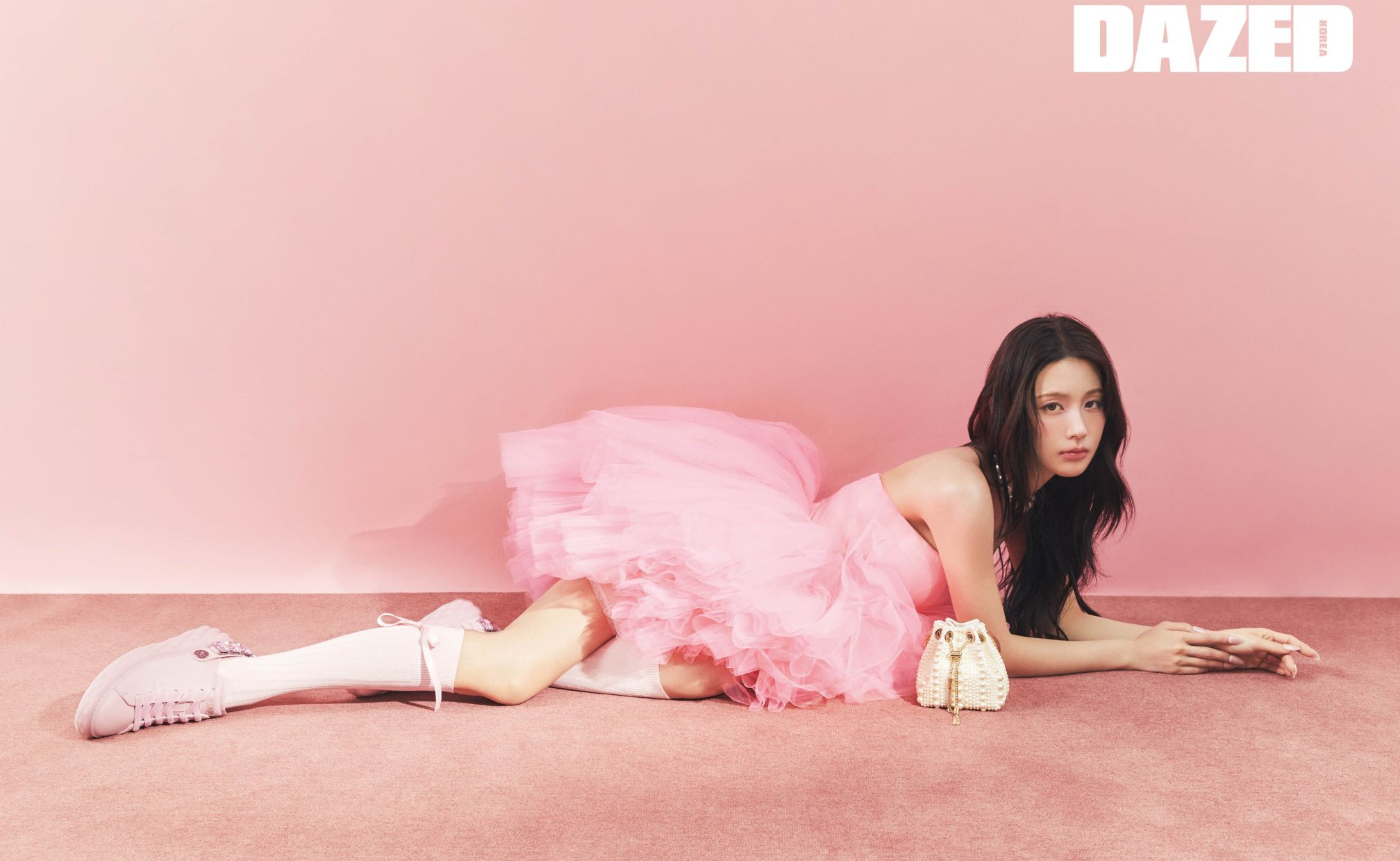 Cho Miyeon (G)i-dle, ambassador Jimmy Choo (sumber: http://dazedkorea.com/fashion/article/3035/detail.do)