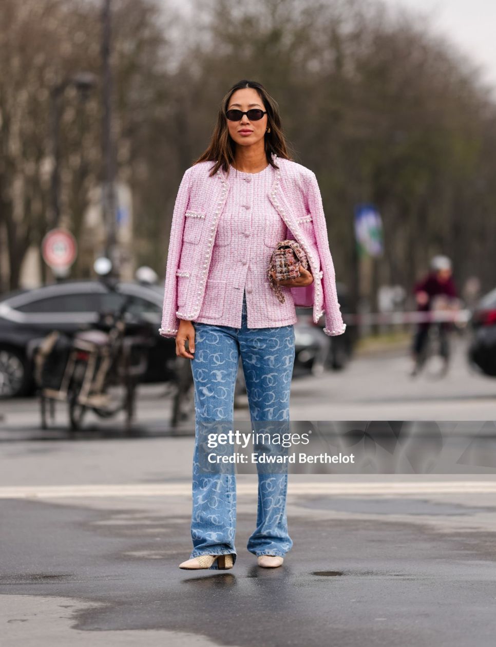 1. Casual Chic dengan Sentuhan Feminin