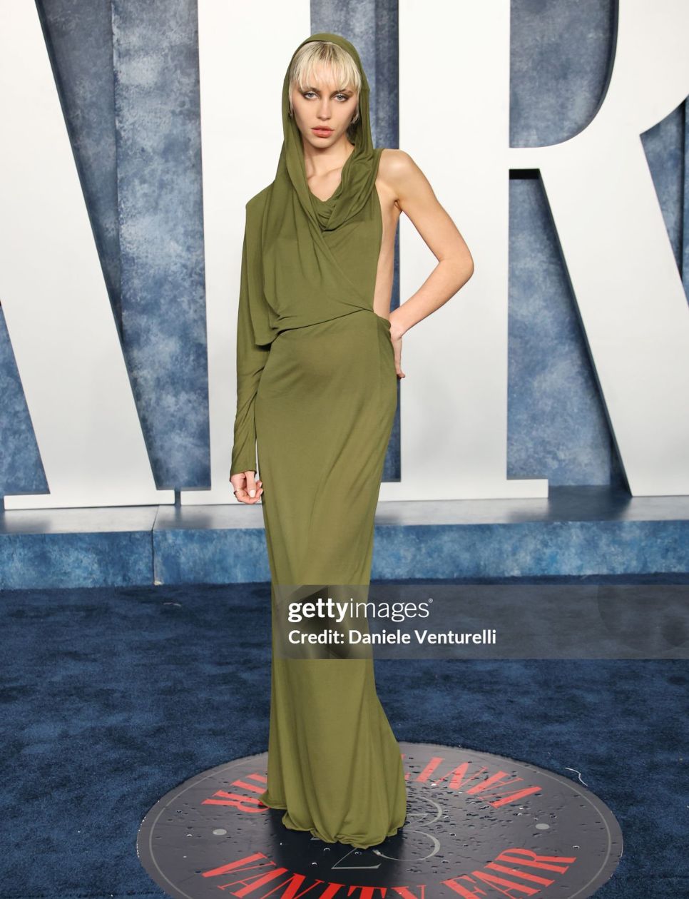 1. Feminin Chic dengan One Shoulder Dress