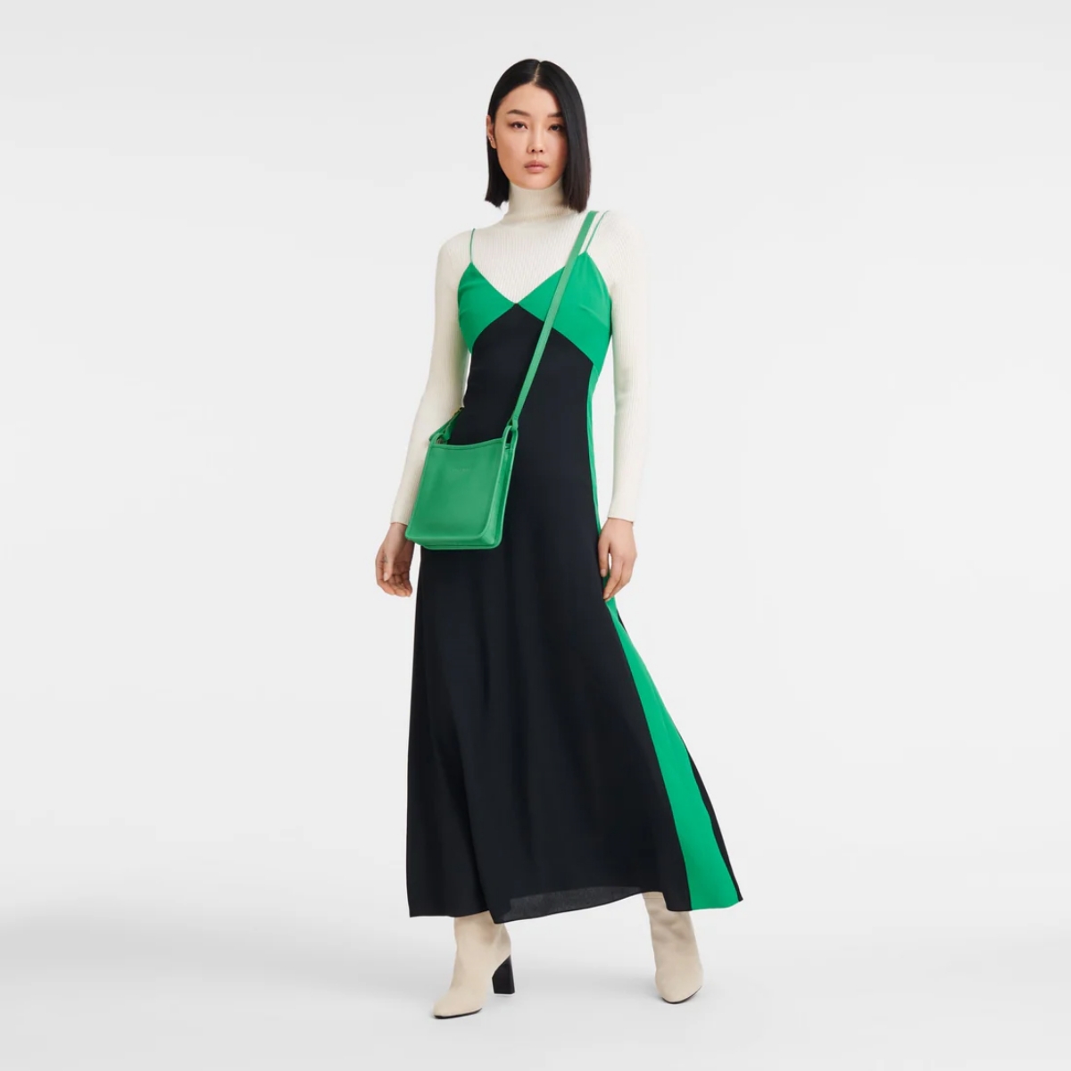 Model memakai Longchamp Le Foulonné Small Crossbody Bag (Sumber foto: https://longchamp.co.id/)