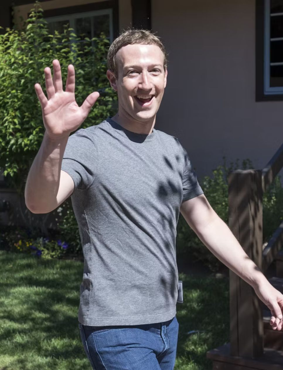 Mark Zuckerberg menggunakan kaos dari Brunello Cucinelli (sumber: https://www.wmagazine.com/story/mark-zuckerberg-facebook-brunello-cucinelli-t-shirt)