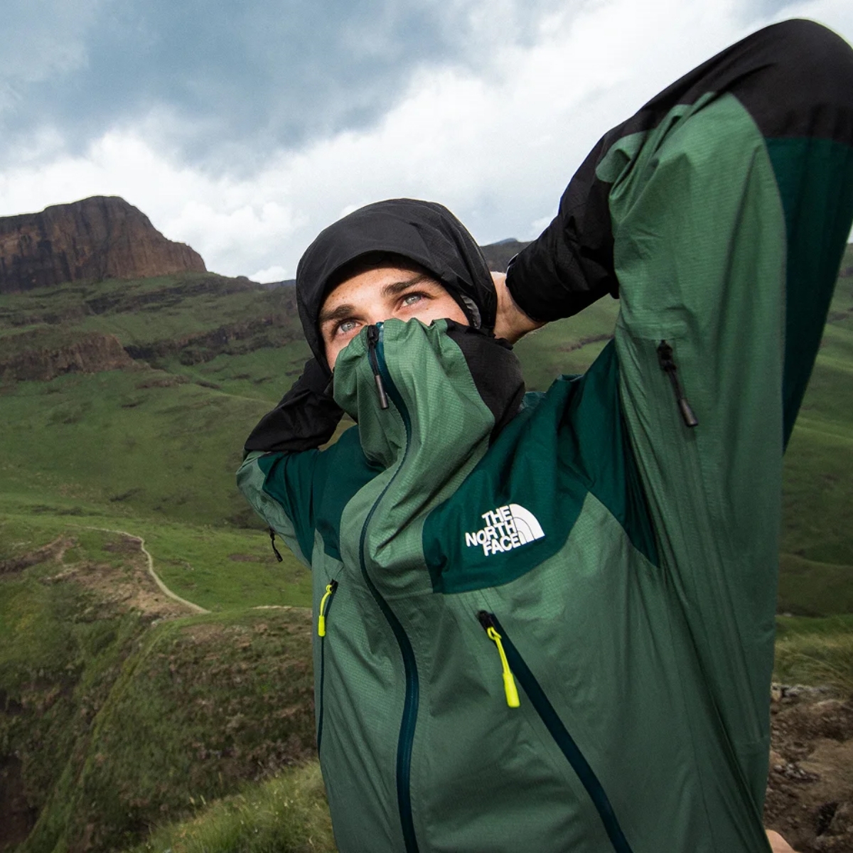 Model memakai jaket The North Face (Sumber foto: https://www.thenorthface.com.tr/)