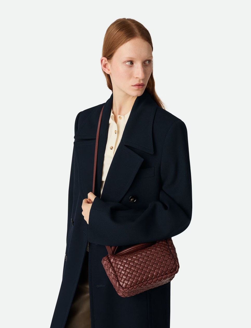 Model memakai tas Bottega Veneta warna sapele (Sumber foto: https://www.bottegaveneta.com/)