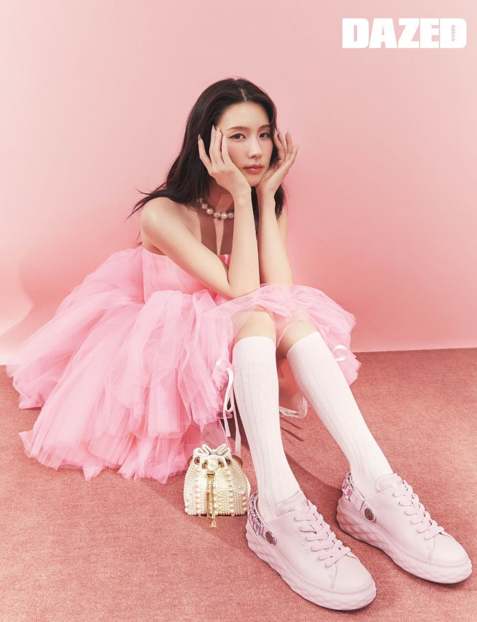 Cho Miyeon (G)i-dle, ambassador Jimmy Choo (sumber: http://dazedkorea.com/fashion/article/3035/detail.do)