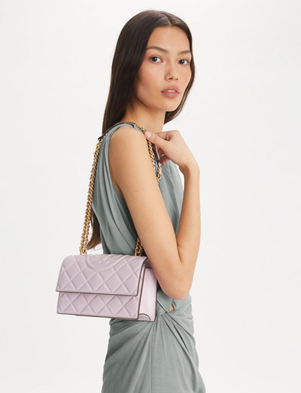 Fleming edisi SS25 hadir dengan quilting yang lebih halus dan desain lebih ringan. Strap tebal dengan sentuhan kulit menjadikan tas ini terlihat lebih kontemporer dan bold. Gaya ini cocok untuk kamu yang aktif, modern, dan ingin tampil effortless stylish. Dengan tambahan fitur interior yang lebih fungsional, SS25 sangat ideal untuk aktivitas harian yang dinamis. Nggak heran kalau tas ini cepat jadi wishlist baru di kalangan fashionista urban. Mix and Match Tory Burch Fleming SS25