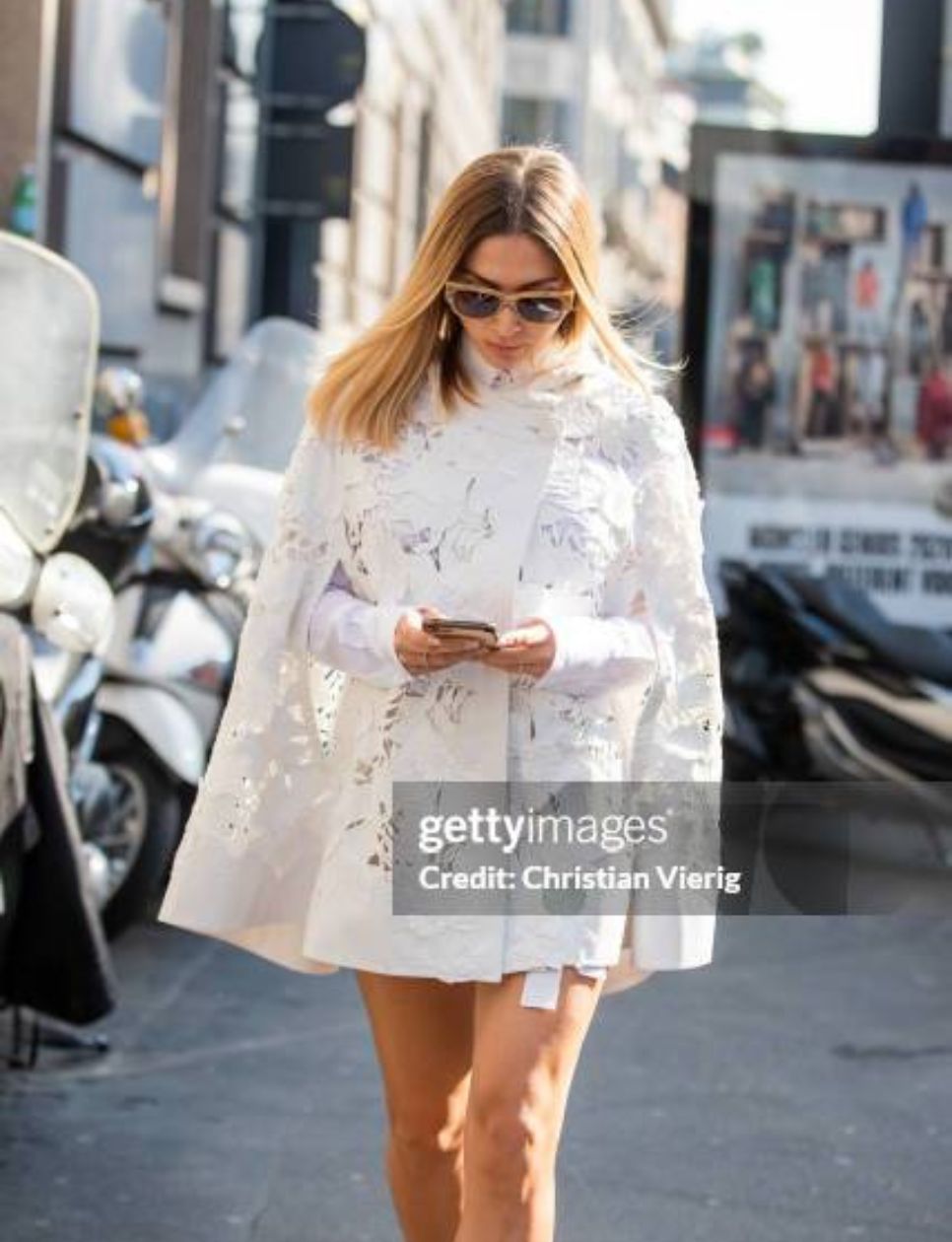 2. Elegant in Cream dengan Hooded Cape