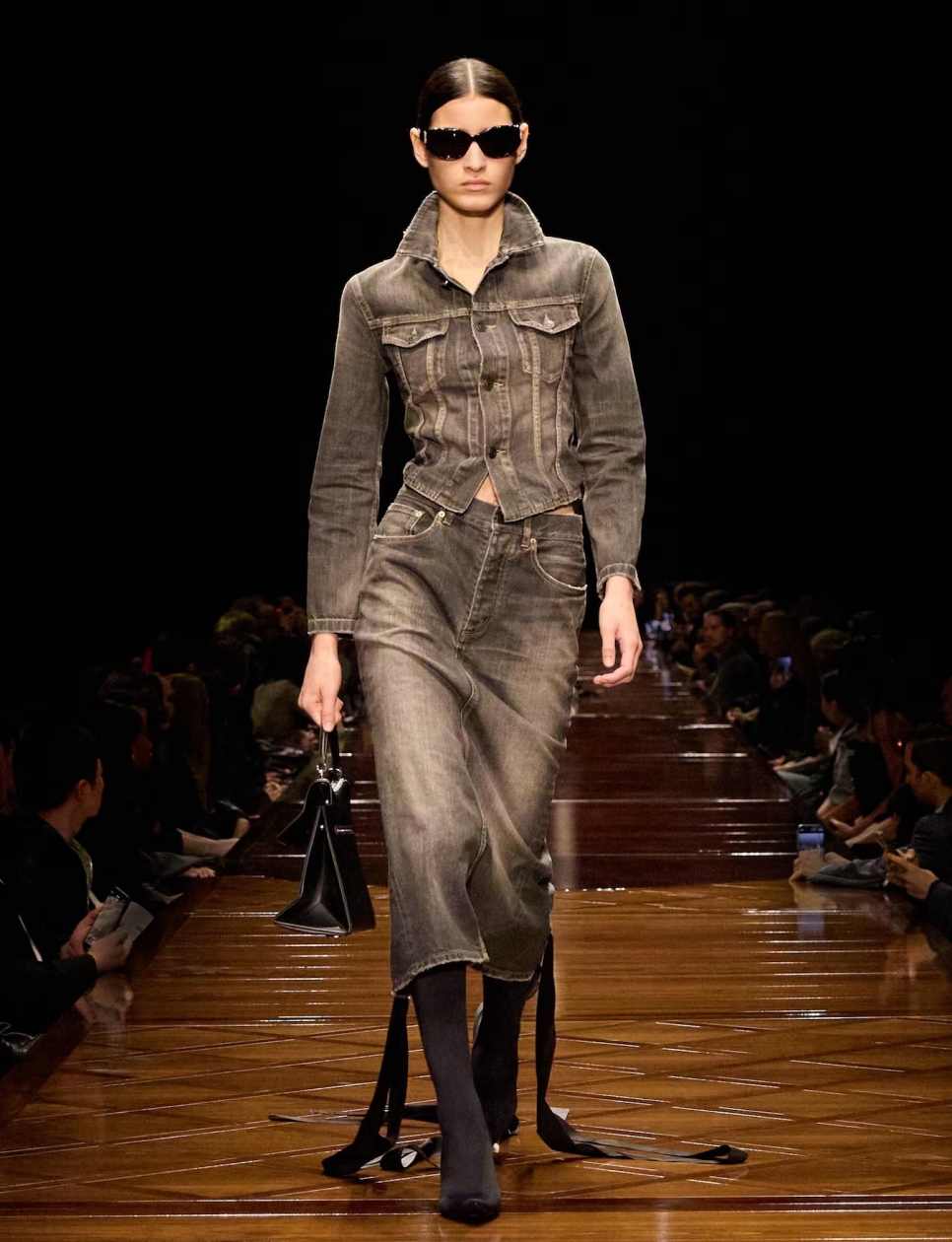Balenciaga Summer 2025 (Sumber foto: https://www.balenciaga.com/ image no 14)