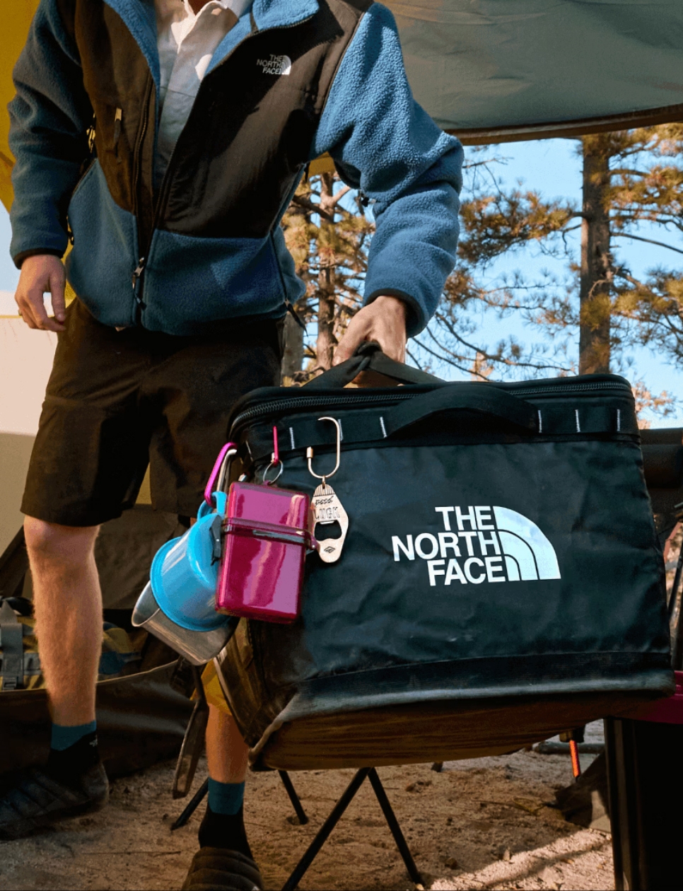 Perlengkapan untuk aktivitas outdoor (Sumber foto: https://www.thenorthface.com/)