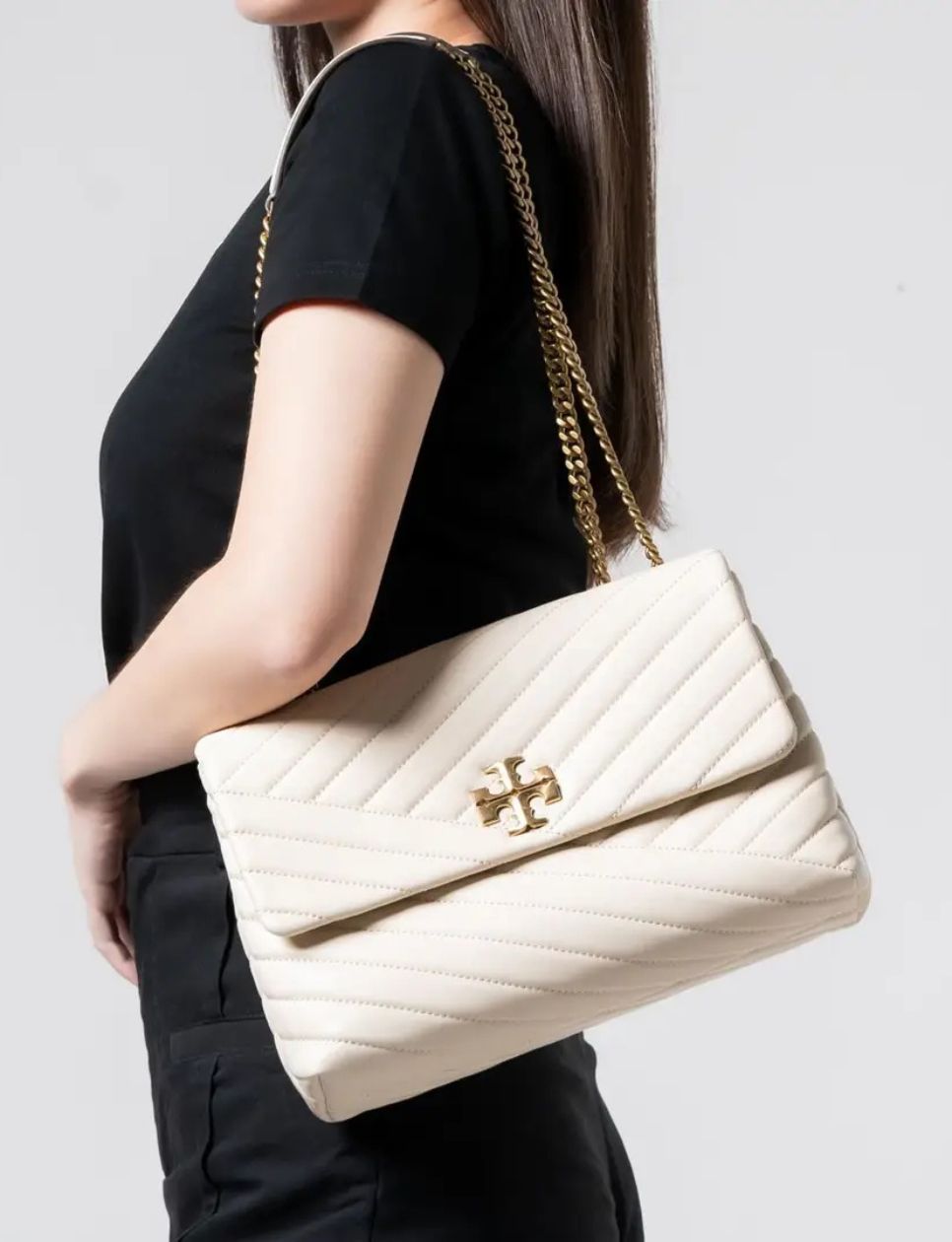 Tory Burch Kira yang populer sejak rilis (sumber: voila.id)