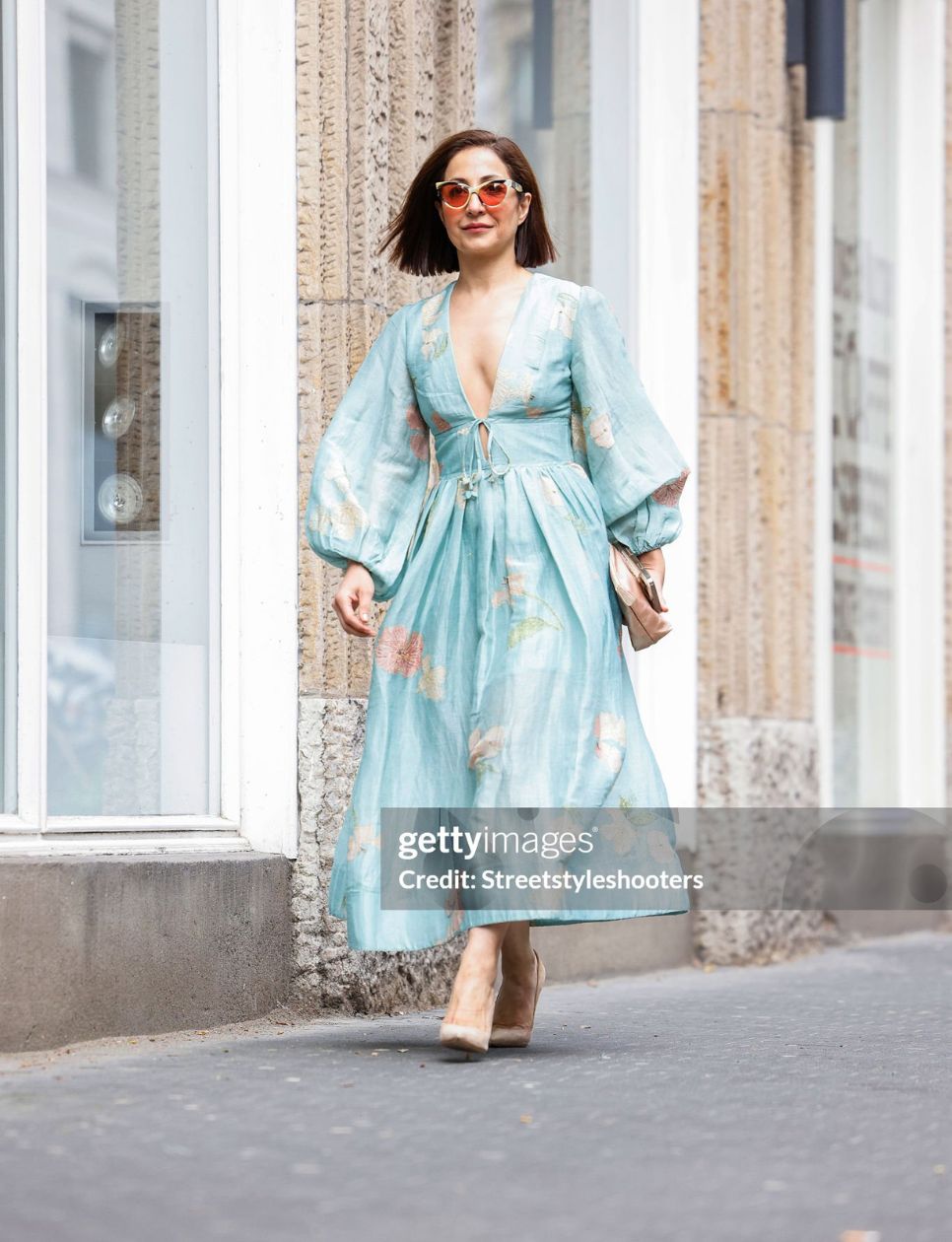 4. Flowy, Romantic, dan Super Stylish dengan Soft Blue Dress