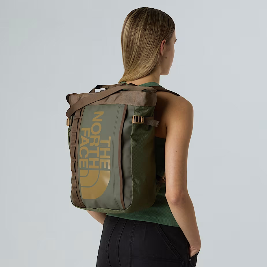 The North Face Base Camp Tote Bag (Sumber foto: https://www.thenorthface.co.uk/)