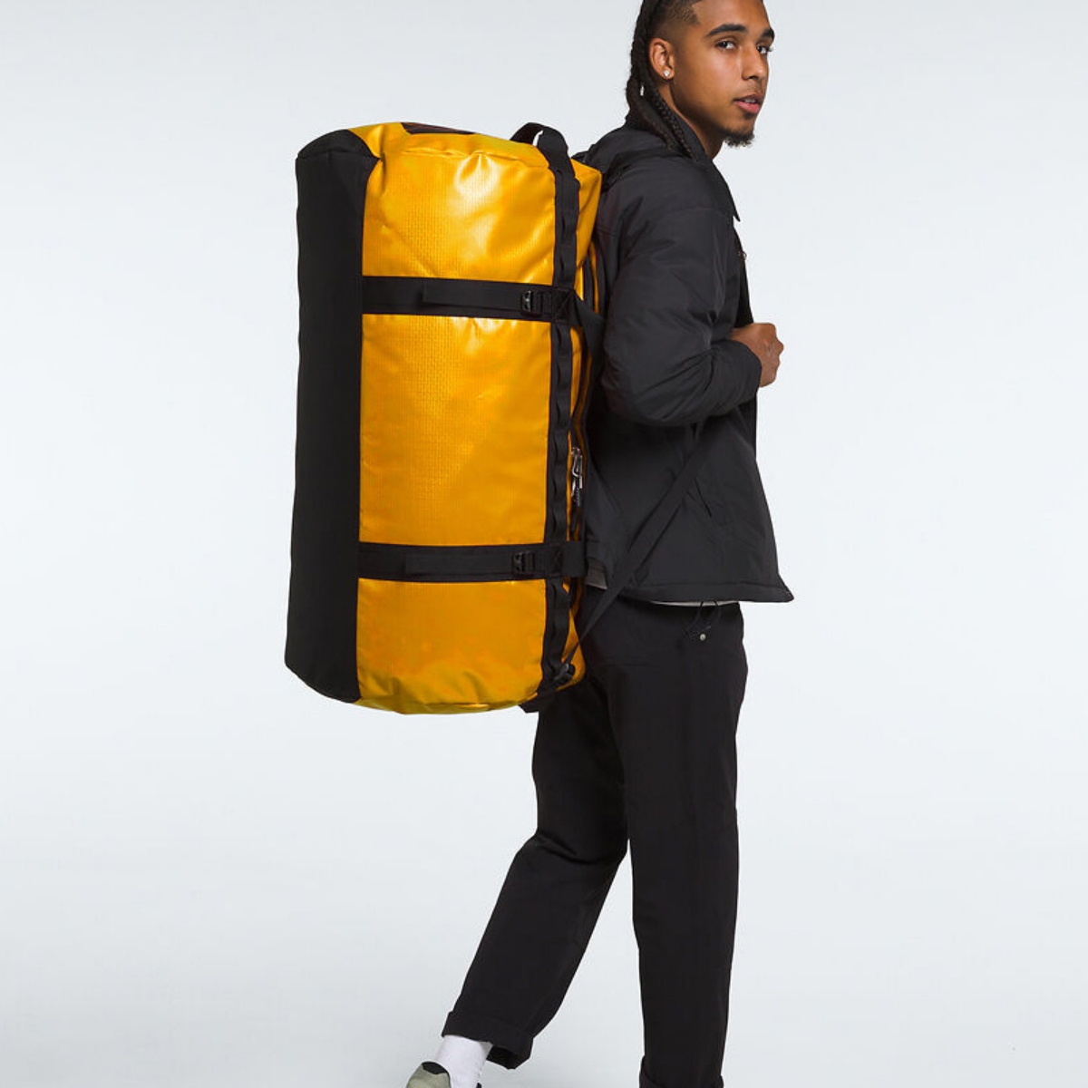 The North Face Base Camp Duffel (Sumber foto: https://thenorthface.com.au/)