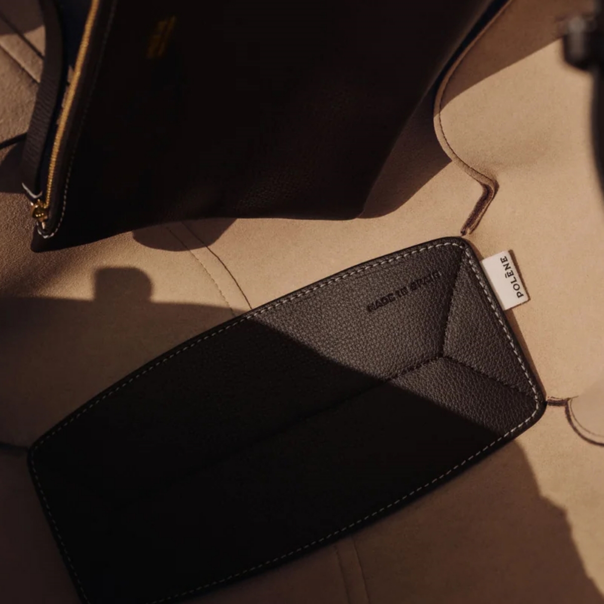Logo pada bagian interior (Sumber foto: https://euro.polene-paris.com/)