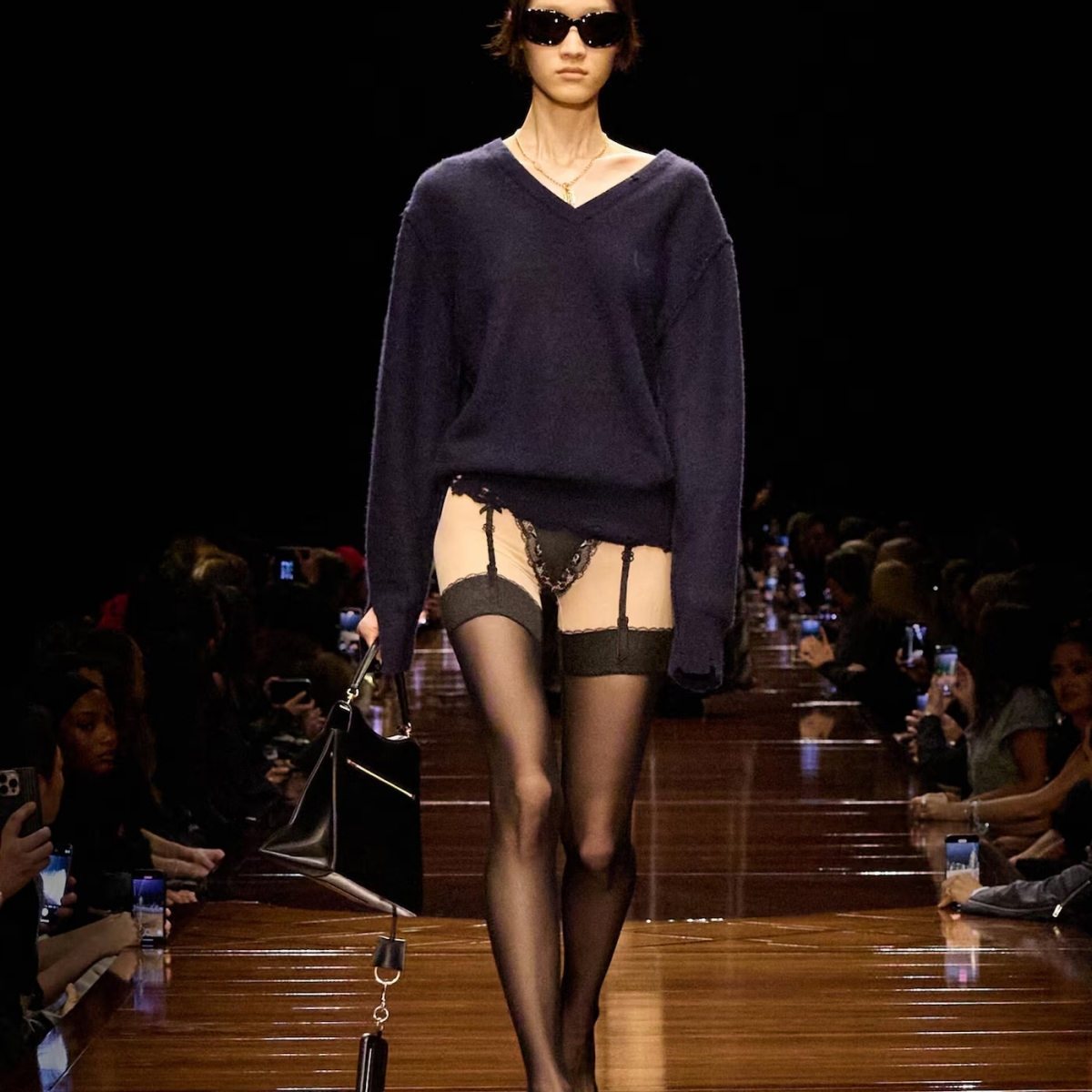 Balenciaga Summer 2025 (Sumber foto: https://www.balenciaga.com/ image no 6)