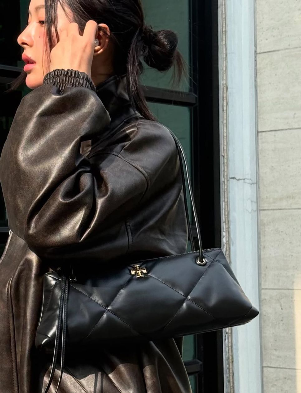 Tory Burch Kira Diamond Quilt East/West Pillowy Shoulder Bag (sumber: instagram.com/ppgroupthailand)