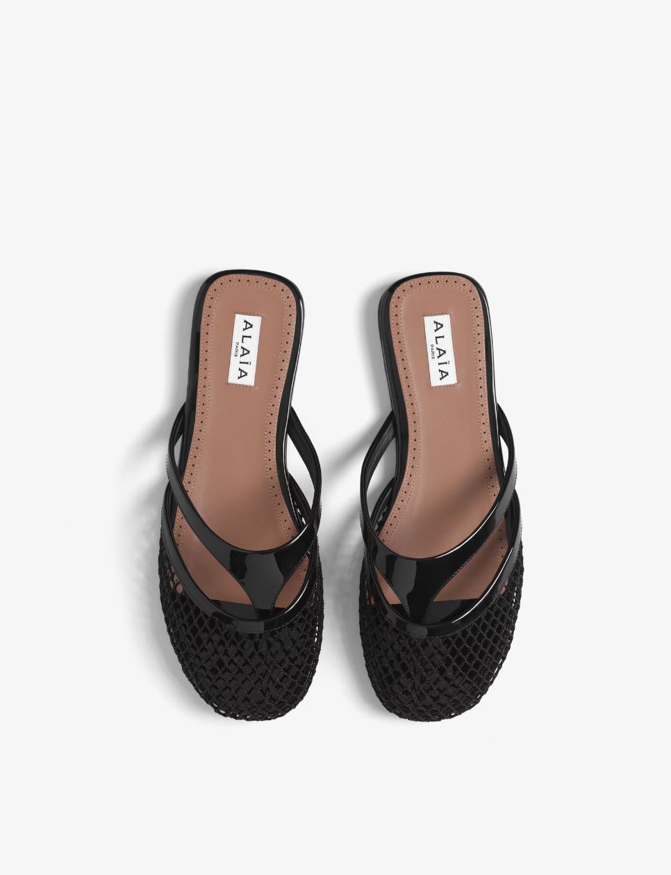 Alaïa Infradito Flat Mules in Fishnet (sumber: maison-alaia.com)