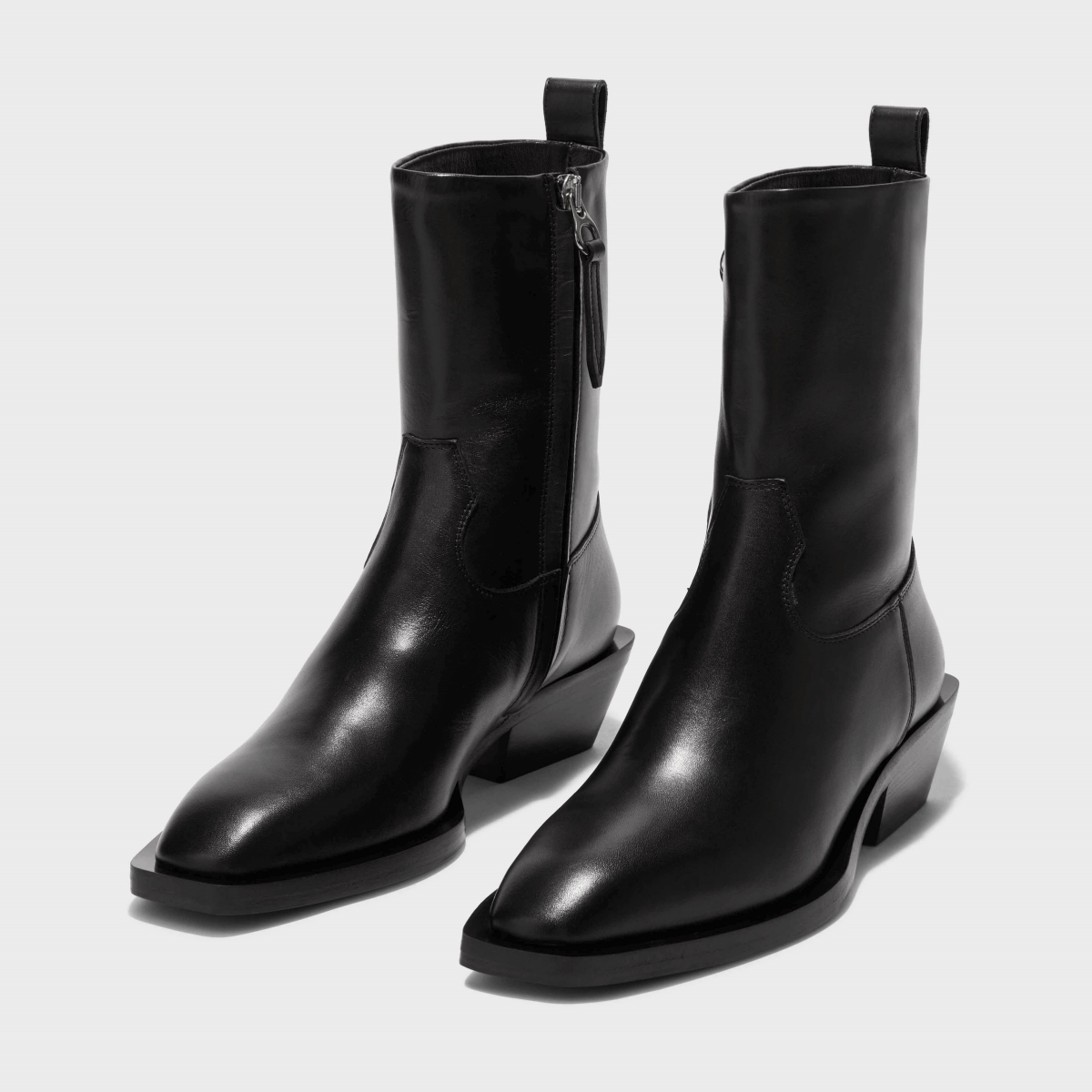 Luis Leather Cowboy Ankle Boots (Sumber foto: https://www.aeyde.com/