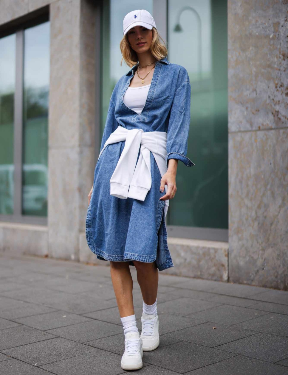 3. White and Denim untuk Ciptakan Clean dan Fresh Look