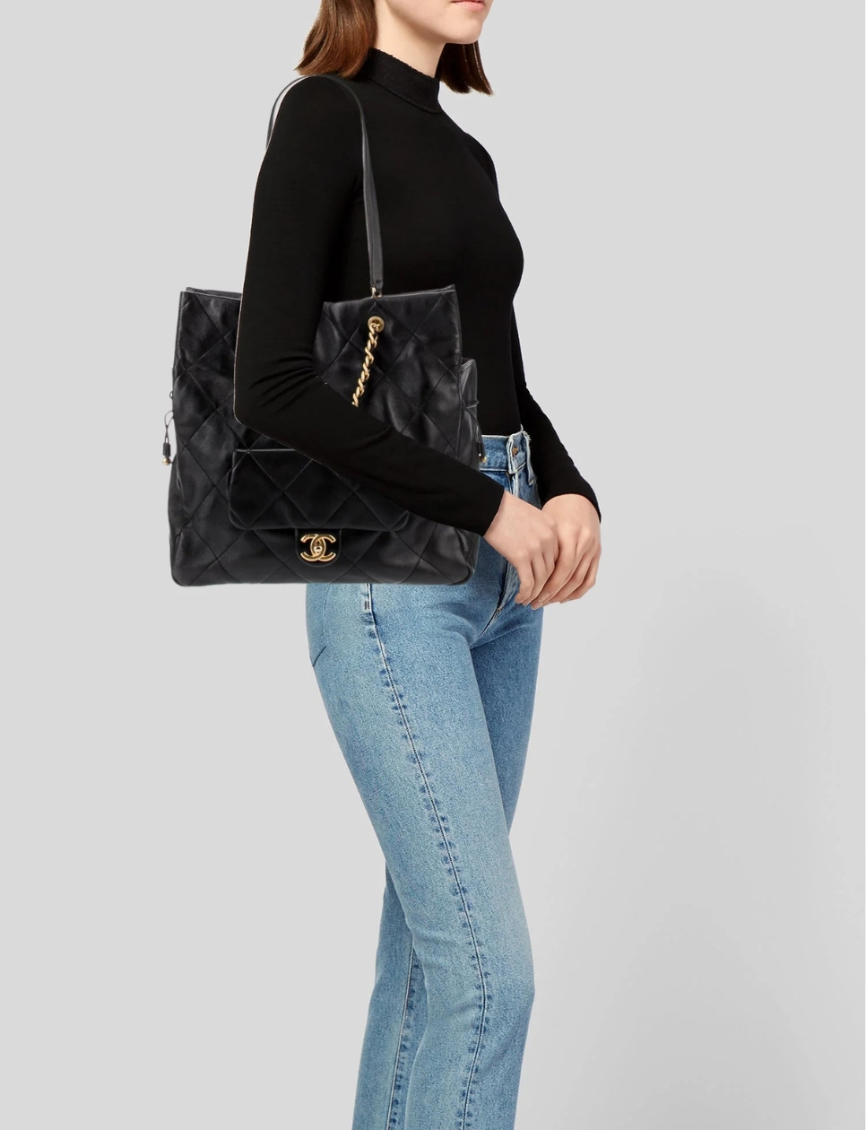 Chanel C25 Shopping Bag (Sumber: https://www.therealreal.com/products/women/handbags/totes/chanel-2025-cc-shopping-bag-ofvev)