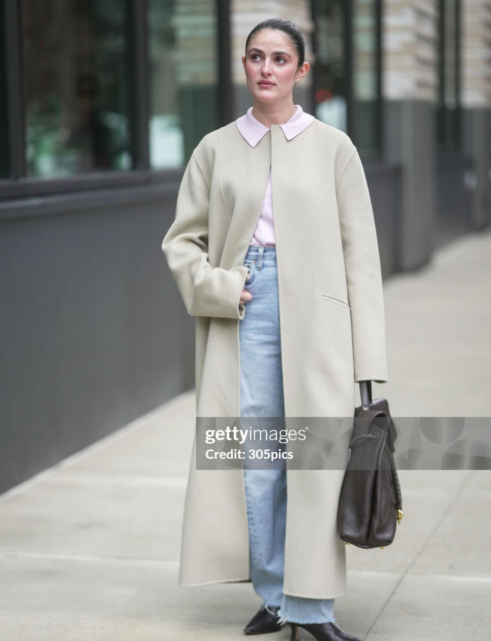 7. Polo Shirt Pink, Trench Coat Beige, dan Jeans Soft Blue with Parisian Vibes