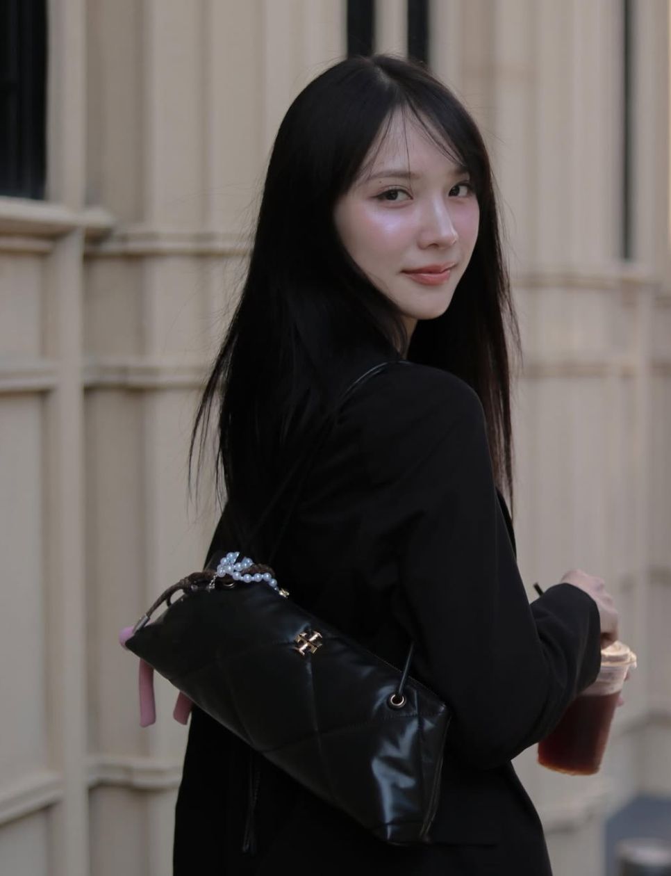 Tory Burch Kira Diamond Quilt East/West Pillowy Shoulder Bag (sumber: instagram.com/ppgroupthailand)