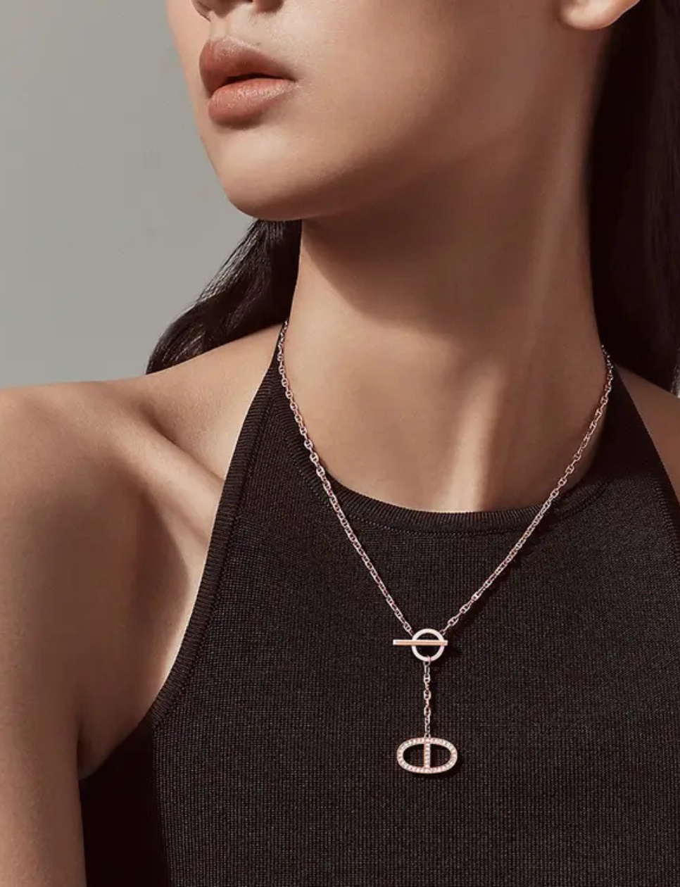 7. Aksesoris Minimalis dan Timeless