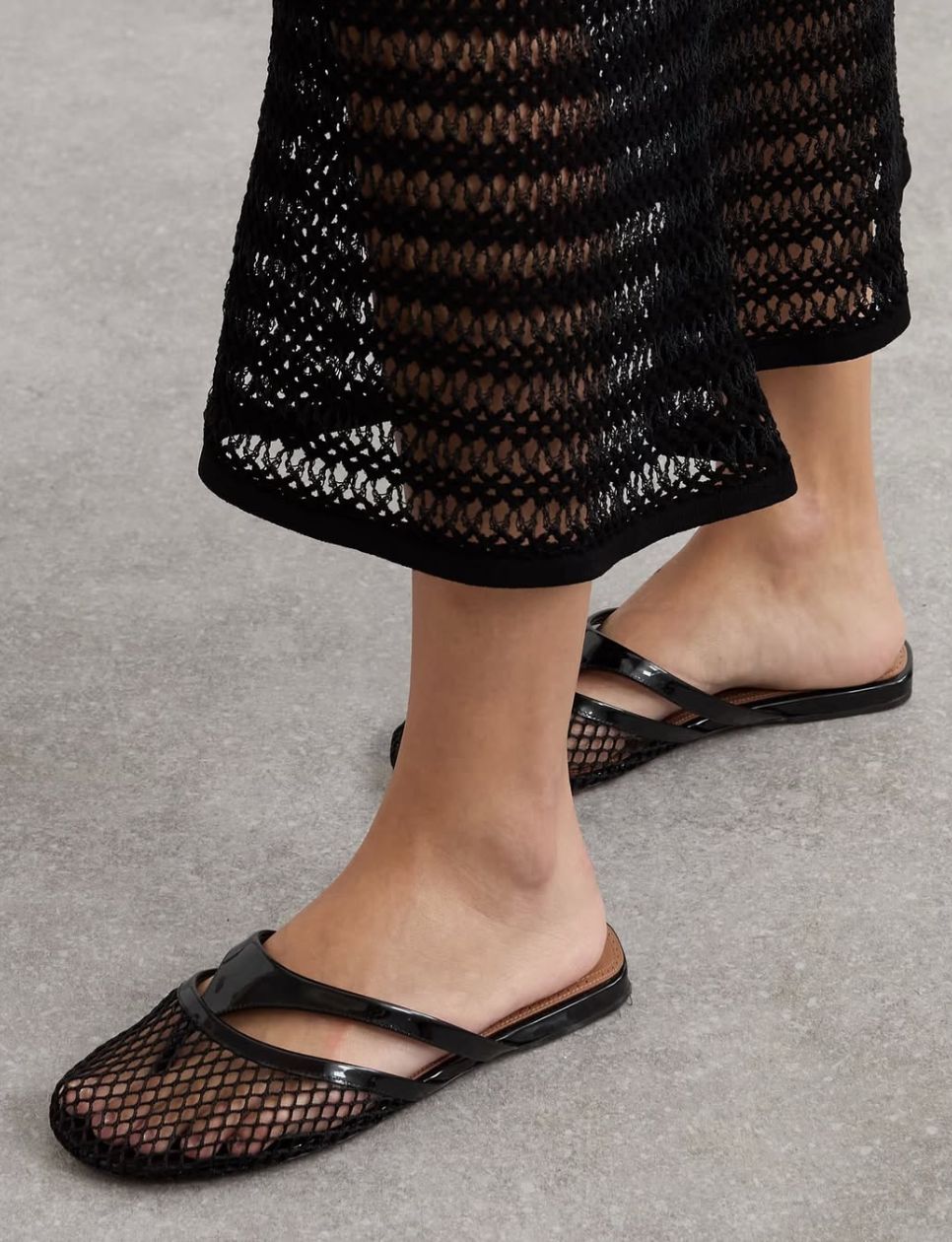 Alaïa Infradito Flat Mules in Fishnet (sumber: instagram.com/ustudios.official)