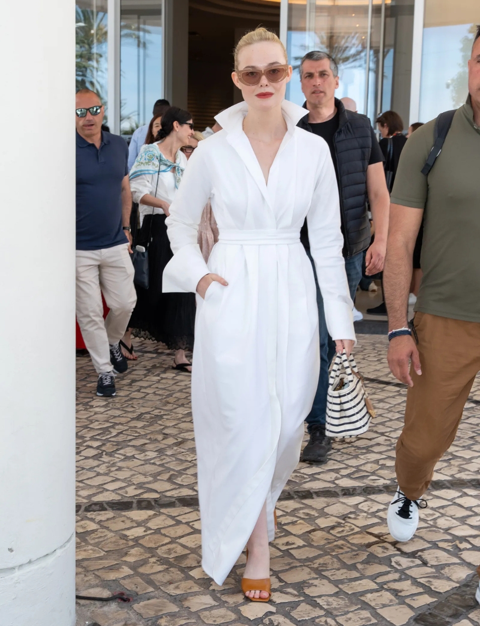 Elle Fanning dalam Cannes Film Festival 2025 (sumber gambar: https://www.vogue.com/article/11-best-dressed-stars-from-cannes-film-festival-2025)