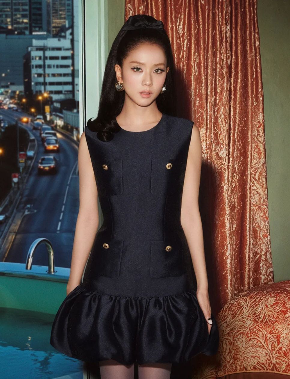 Jisoo Kim dalam campaign terbaru Self-Potrait (sumber: https://www.self-portrait.com/collections/new-worlds-with-jisoo)