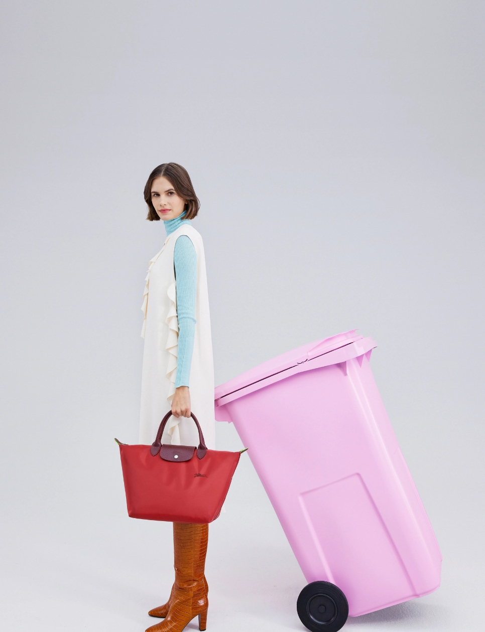 Longchamp Le Pliage Green Campaign (sumber gambar: https://www.prestigeonline.com/id/style/fashion/longchamp-presents-an-environmentally-friendly-and-sustainable-approach-through-the-le-pliage-green-campaign/)