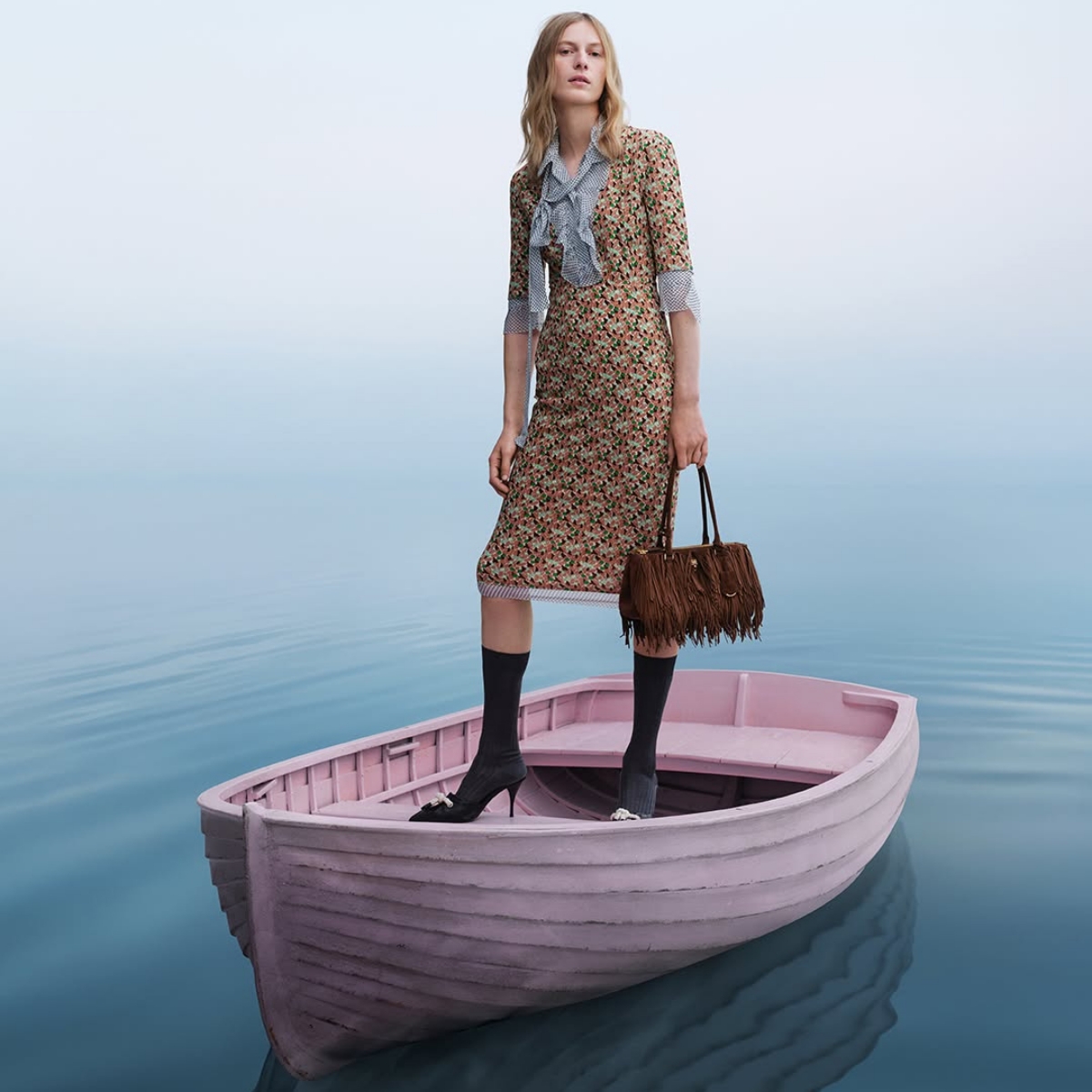 Model mengenakan outfit dan tas branded dari Prada (Sumber foto: Instagram/prada)