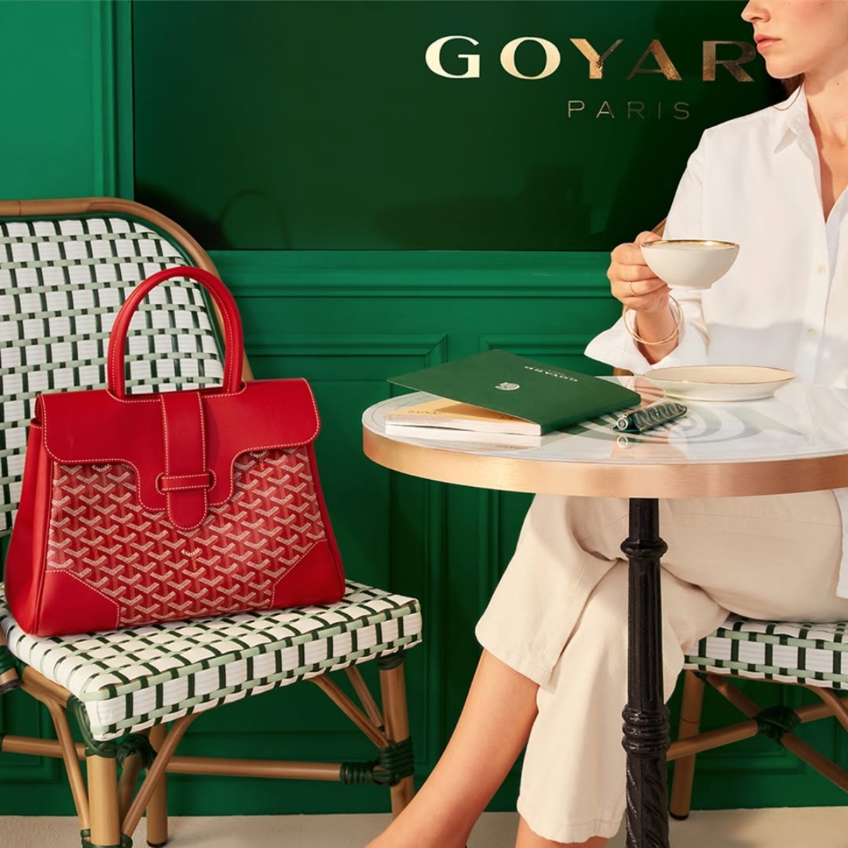 Model memakai tas Goyard (Sumber foto: Instagram/goyardofficial)
