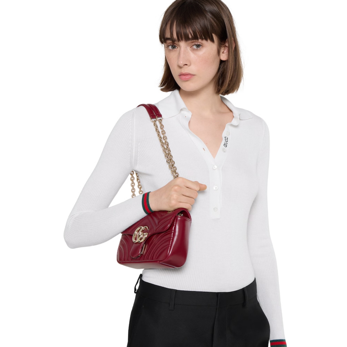 Model memakai tas Gucci (Sumber foto: https://www.gucci.com/)