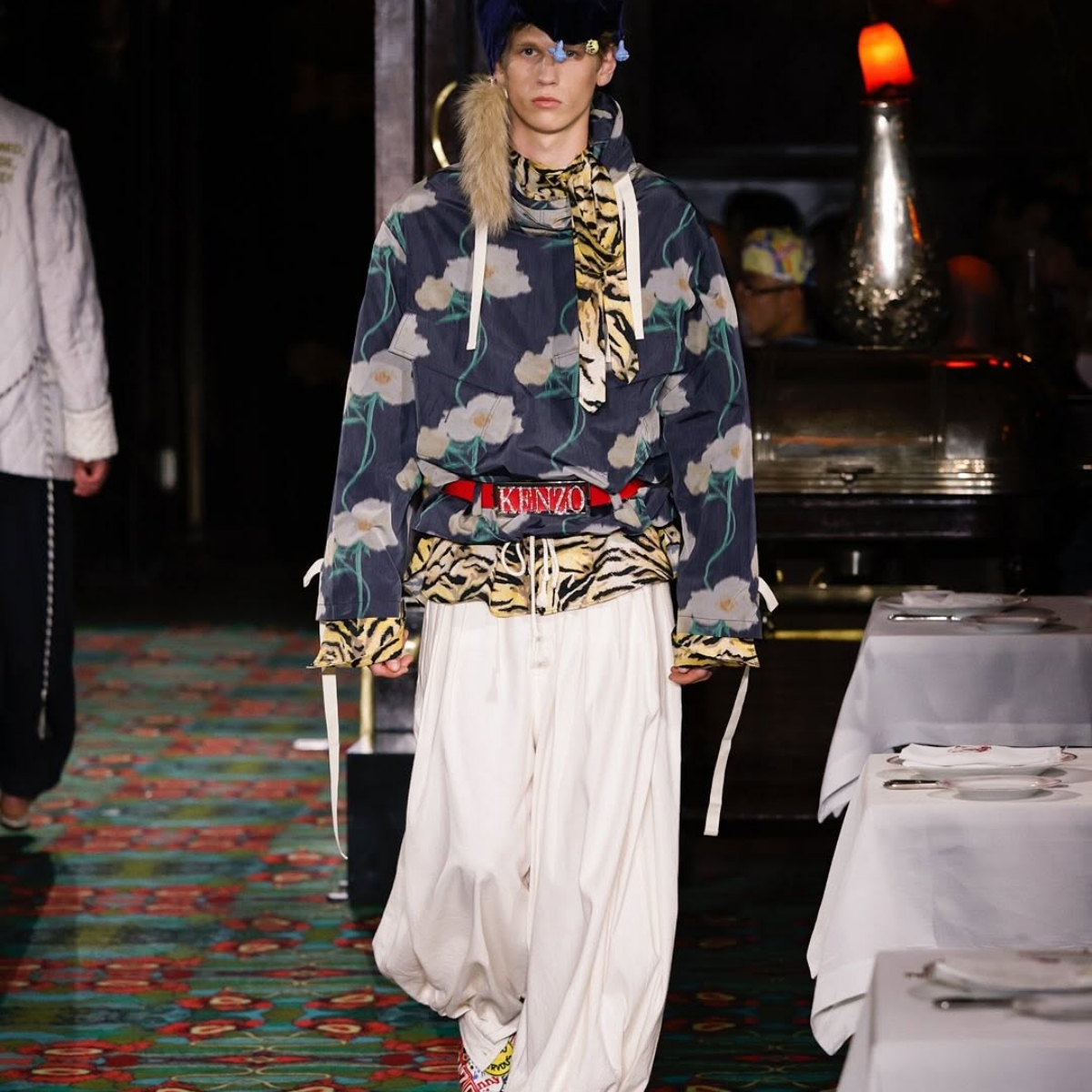 Model memperagakan outfit Kenzo (Sumber foto: Instagram/kenzo)