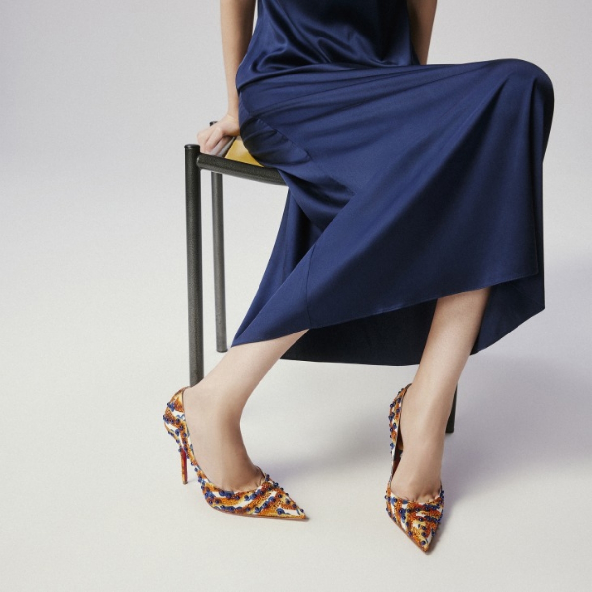 Model memakai heel Christian Louboutin (Sumber foto: eu.christianlouboutin.com)