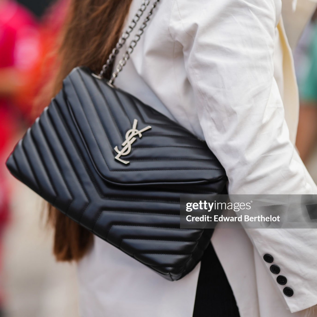 VENICE, ITALY - SEPTEMBER 03: A passerby wears a white blazer jacket, black pants, a black shiny leather Loulou shoulder bag, during the 78th Venice International Film Festival on September 03, 2021 in Venice, Italy. (Photo by Edward Berthelot/Getty Images) Sumber foto Getty Images
