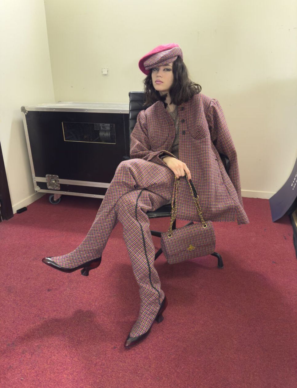 Vivienne Westwood Autumn/Winter 2025/2026 Campaign (sumber: https://www.viviennewestwood.com/collections/autumn-winter-2025-26/campaign/)