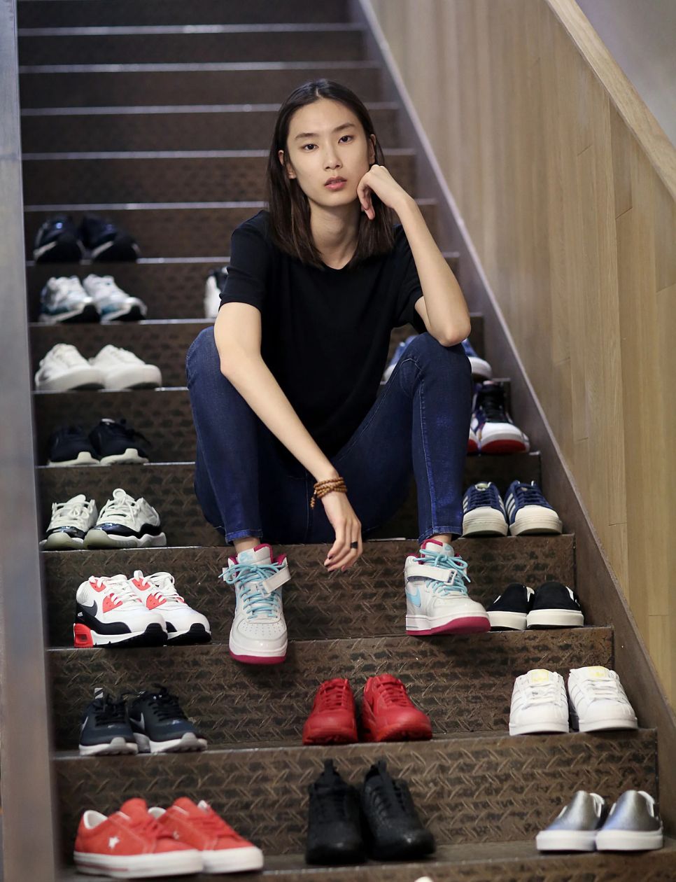 Dylan Xue melakukan pemotretan dengan beberapa sneakers (sumber: https://www.vogue.com/article/top-models-about-sneaker-trend)