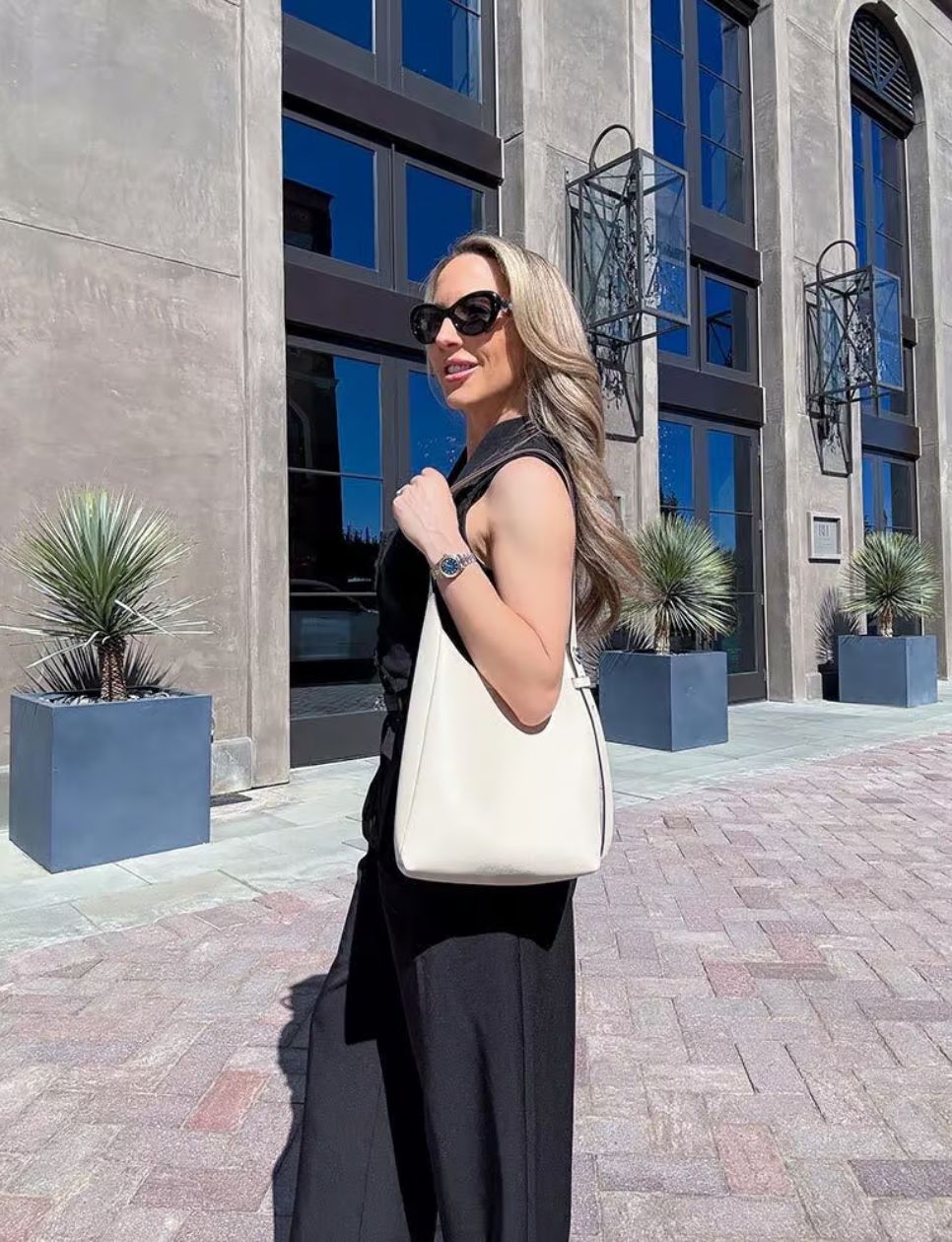 Romy Hobo Bag (sumber: https://glamourandgains.com/tory-burch-bags-romy/)