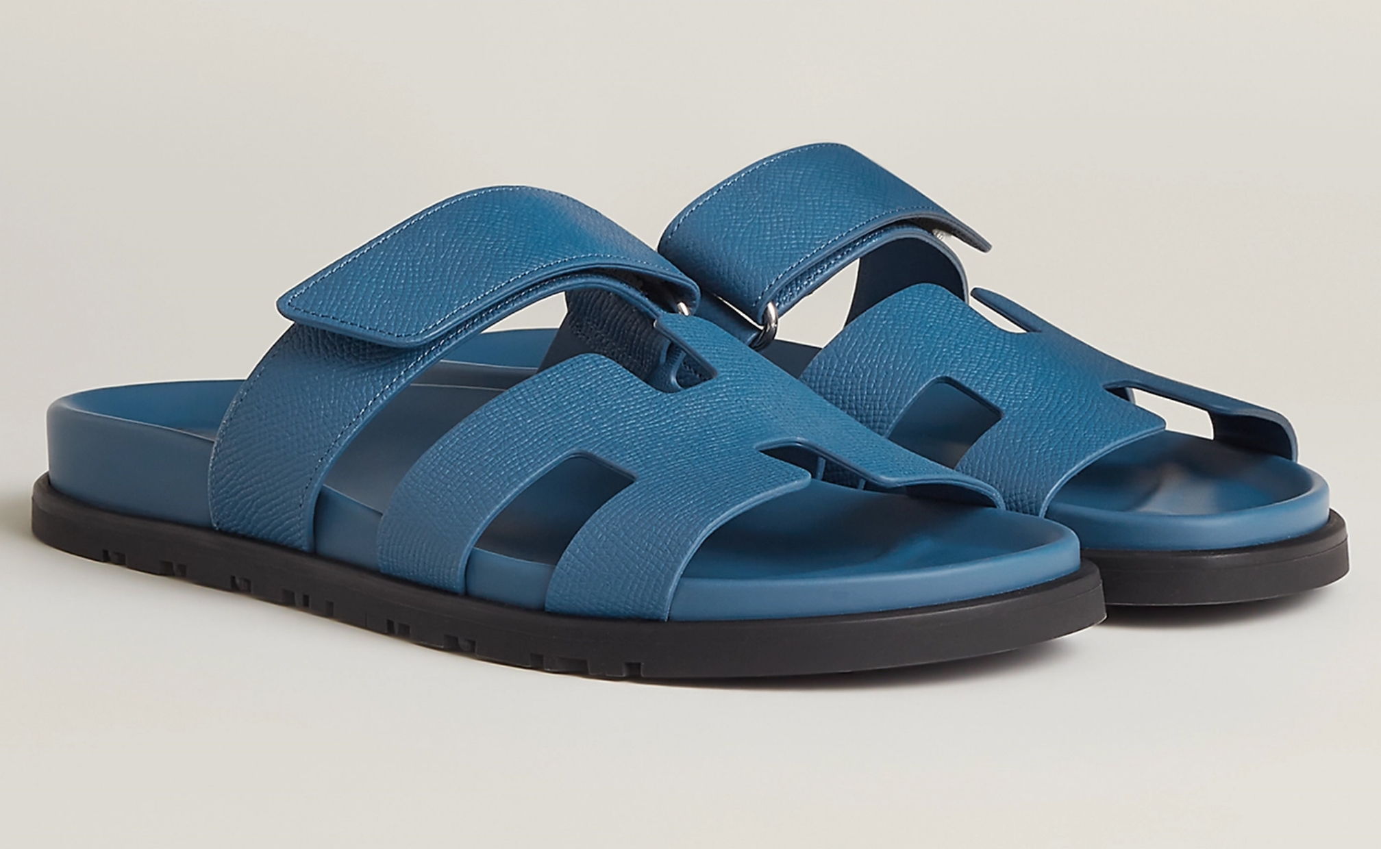 Material yang high-quality untuk membuat sandal Chypre (Sumber foto: https://www.hermes.com/)