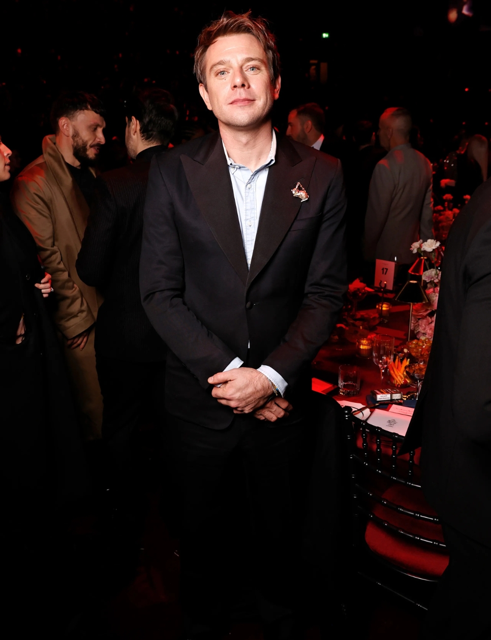 Jonathan Anderson dalam balutan suit yang rapi (sumber gambar: https://www.voguebusiness.com/story/fashion/dior-confirms-jonathan-anderson-will-take-menswear-helm)