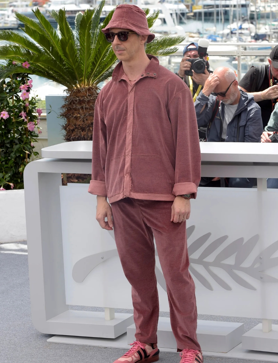 Jeremy Strong dalam Cannes Film Festival 2025 (sumber gambar: https://www.vogue.com/article/11-best-dressed-stars-from-cannes-film-festival-2025)