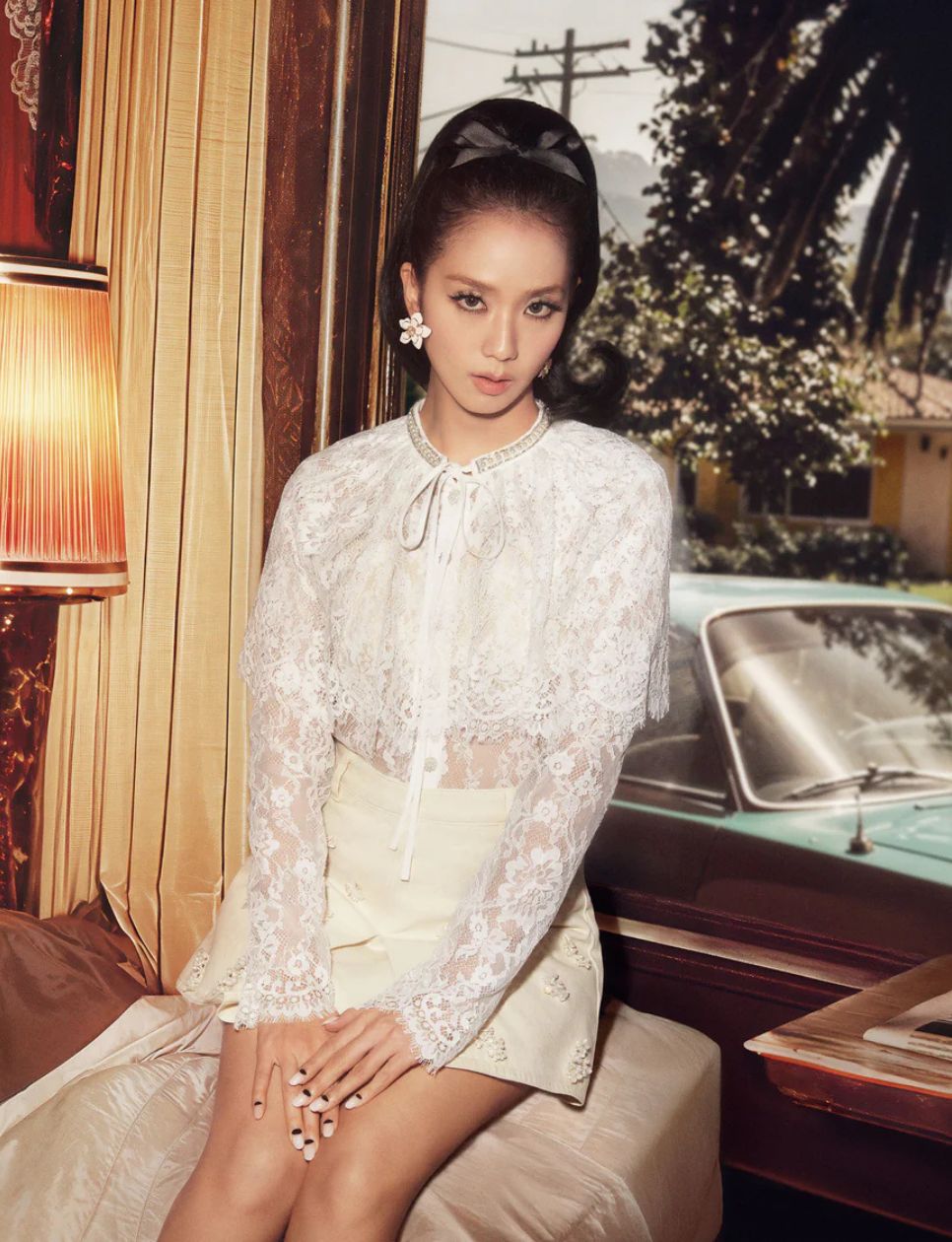 Jisoo Kim dalam campaign terbaru Self-Potrait (sumber: https://www.self-portrait.com/collections/new-worlds-with-jisoo)